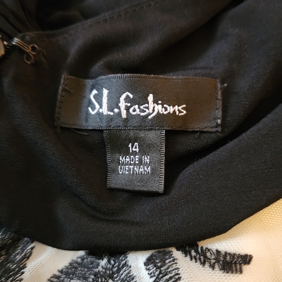 Elegant Black and White Floral Dress - Picture 7 of 12